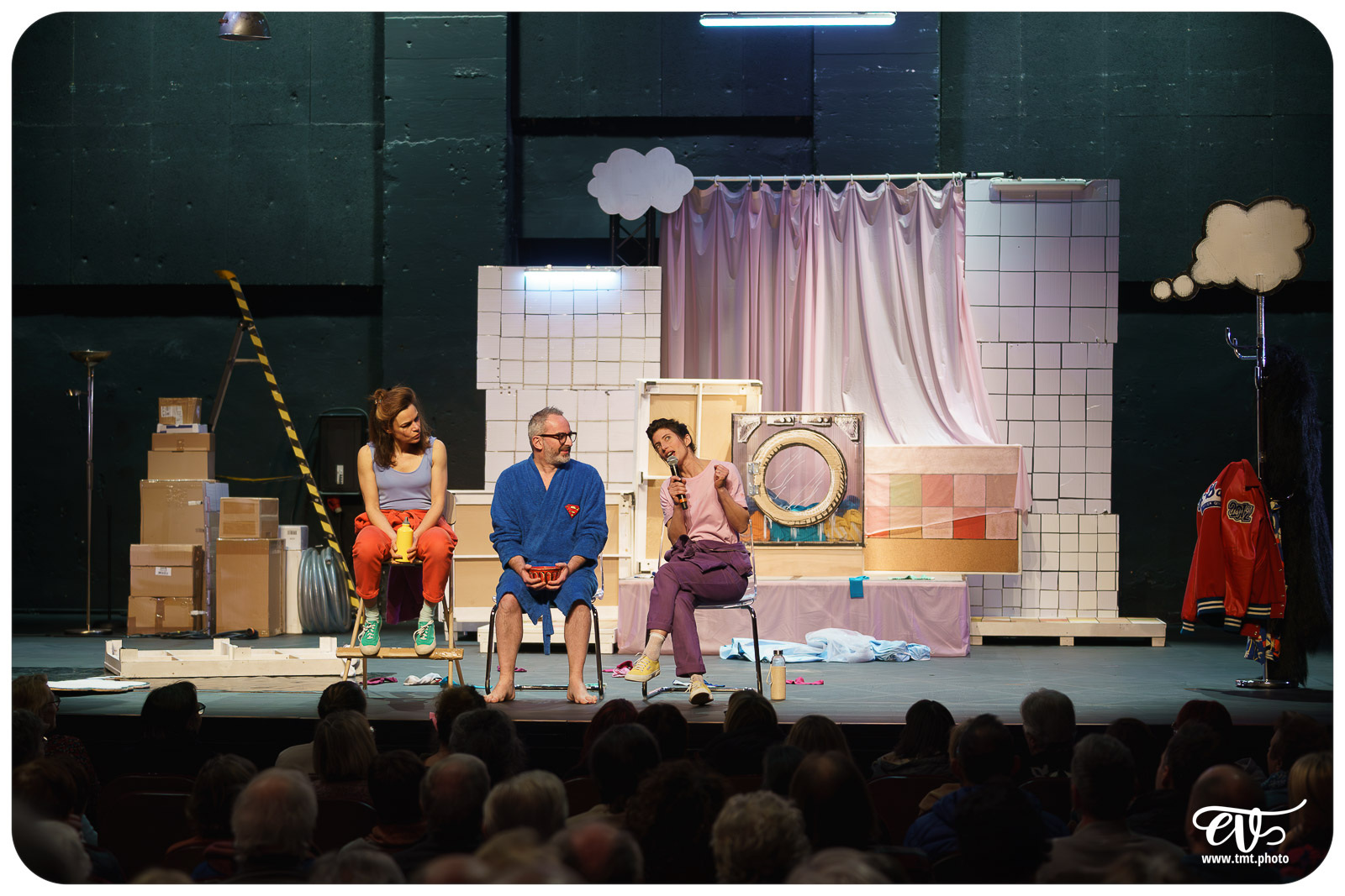 DERRIERE LE HUBLOT SE CACHE PARFOIS DU LINGE (LES FILLES DE SIMO